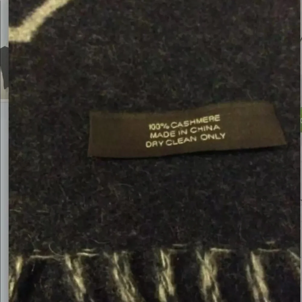 COACH REVERSIBLE CASHMERE UNISEX SCARF - Picture 5 of 6